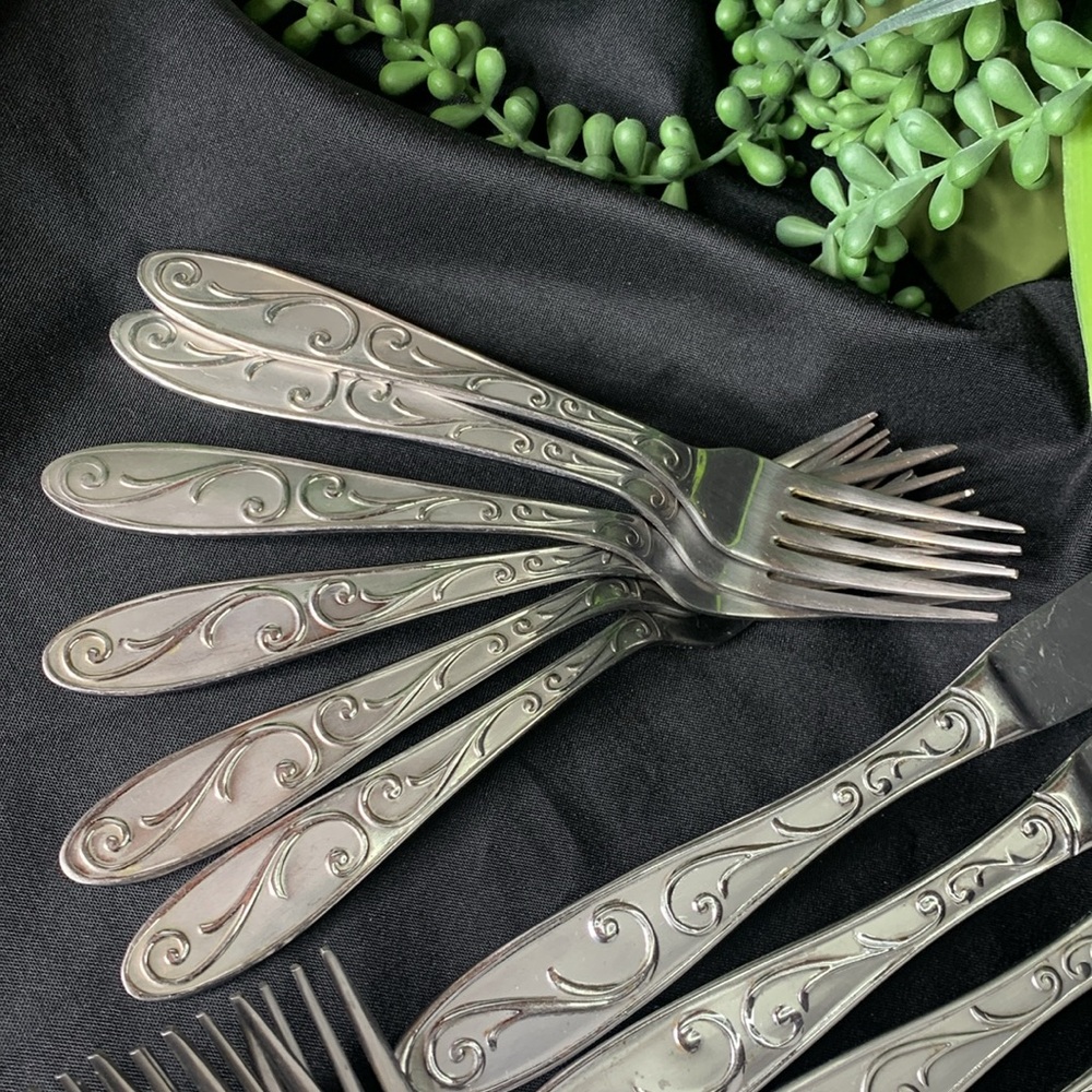 Oneida MANDERLY 28 piece Oneida flatware and serving set - Picture 6 of 12